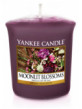 VONNÁ SVÍČKA YANKEE CANDLE MOONLIT BLOSSOMS VOTIVNÍ